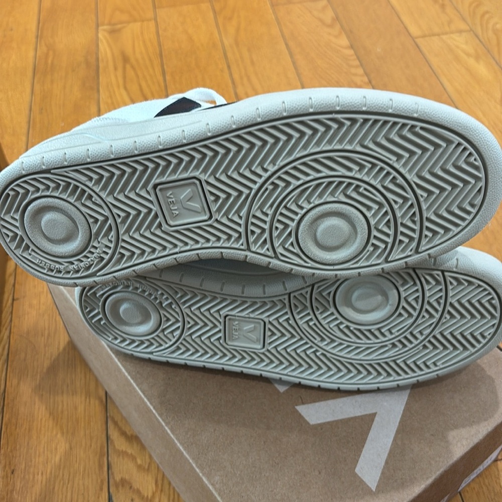 Veja V-10 Sneaker in White & Nautico, Size: EU 38 Women’s size 7 - Picture 13 of 13